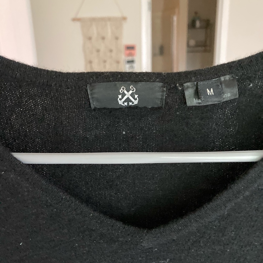 Black men’s v-neck cashmere sweater